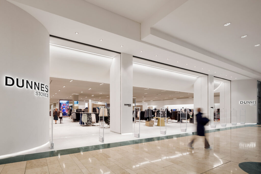 Großzügiger Eingangsbreich mit Schriftzug "Dunnes Stores".